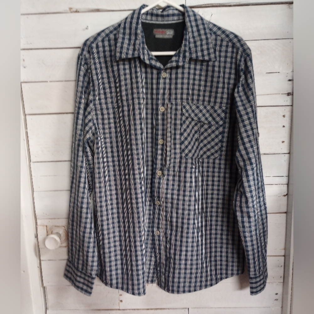 Wrangler Outdoor Men's Medium Blue Plaid Button Front Long Sleeve Shirt.
